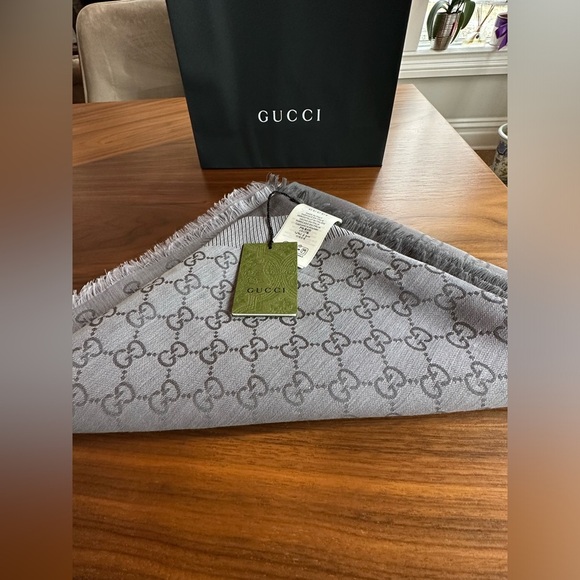 SOLD Authentic Gucci Grey & Pearl Big Square Scarf Limited Edition From Italy - Picture 4 of 7